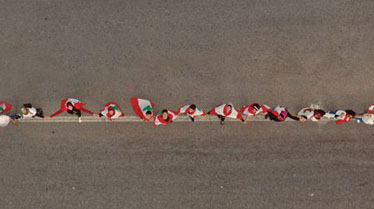 54 Human Chain 374x209 pix