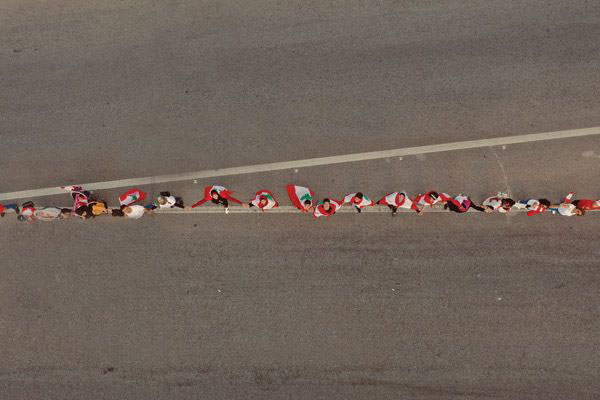 54 Human Chain 600x400 pix